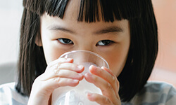 Niña tomando un vaso de leche