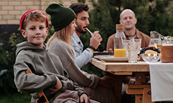 Familia cenando en una mesa 
