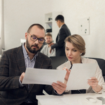 imagen con varios proveedores revisando documentos 