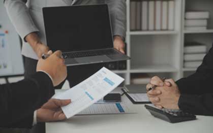 imagen de personas sonriendo trabajando en un coworking 