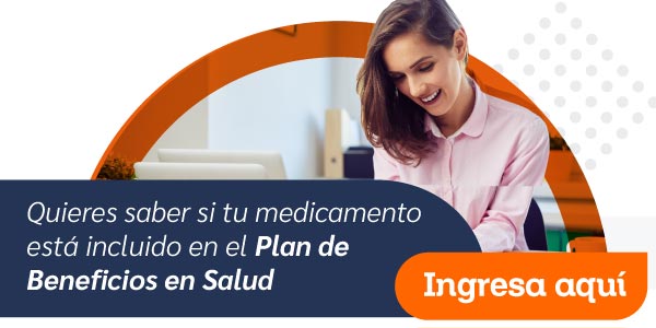 Mujer mirando el computador