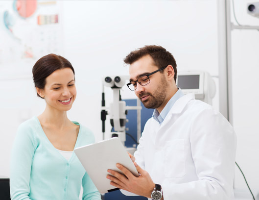 Hombre revisando laptop