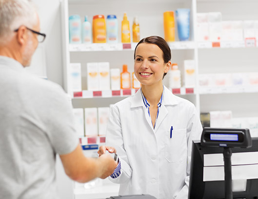 Mujer farmaceuta entregando medicamentos