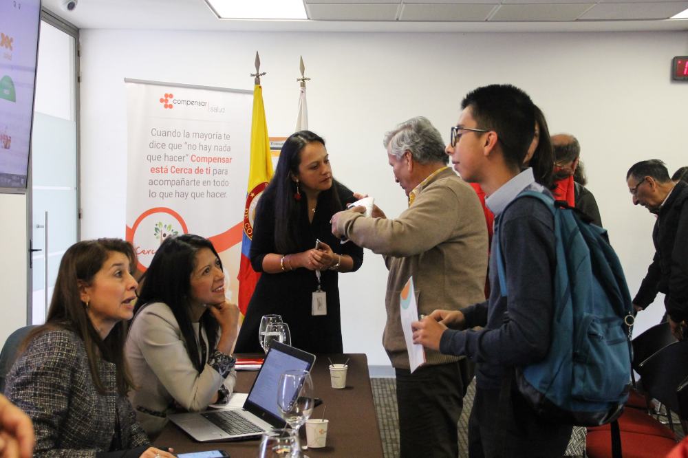 familia recibiendo un certificado