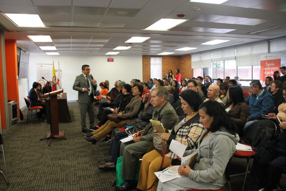 señor exponiendo un tema ante un publico mayor