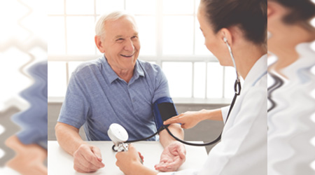 Adulto mayor sonriendo durante un control médico