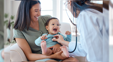 Mamá sosteniendo a su bebé en control médico