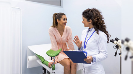 Doctora explicando tratamiento de salud a paciente